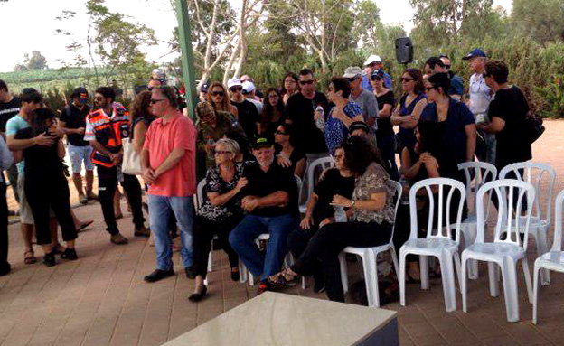 מאות המשתתפים בהלוויה (צילום: חדשות 2)