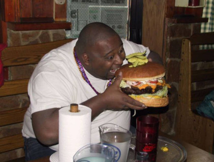 איש שמן אוכל המבורגר (צילום: John Storz)