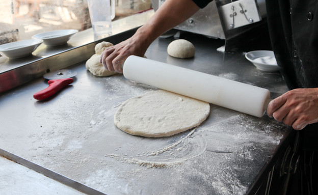 מדריך להכנת פיצה: פתיחת הבצק במערוך (צילום: בני גם זו לטובה, mako אוכל)