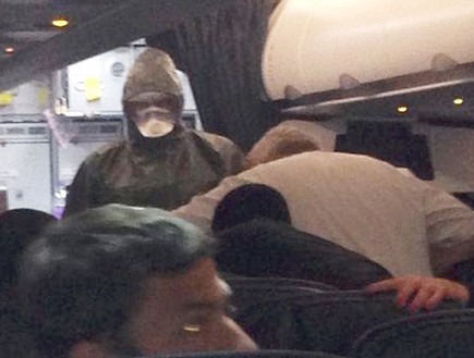 אבולה על המטוס (צילום: NEWSLINE MEDIA LIMITED)