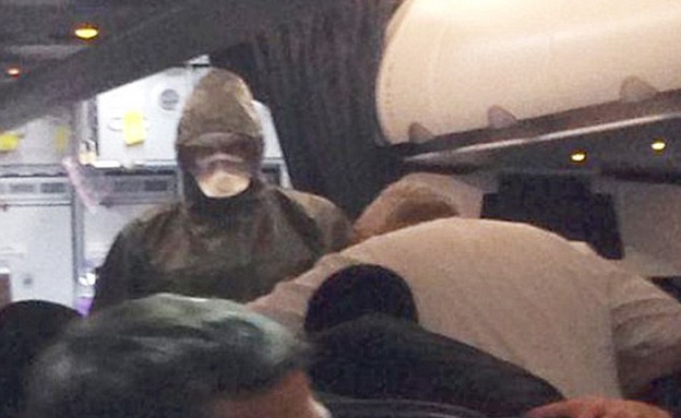 אבולה על המטוס (צילום: NEWSLINE MEDIA LIMITED)