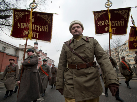 נאמנים למוסקבה במזרח אוקראינה (צילום: AP)