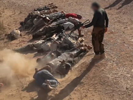 טרוריסטים מאירופה - לוחמי דעאש מוציאים אזרחים להורג  (צילום: צילום מסך)