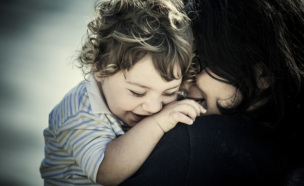 אמא מחבקת ילד (צילום: אימג'בנק / Thinkstock)