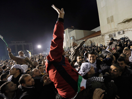 קבלת פנים לאסירים הפלסטינים (צילום: רויטרס)