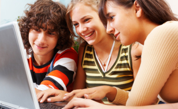 נער ושתי נערות מסתכלים על מסך מחשב (צילום: vgajic, Istock)