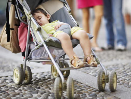 ילד ישן בעגלת תינוק (צילום: אימג'בנק / Thinkstock)