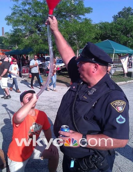 השוטר סייע בתחרות בירה (צילום: WKYC)