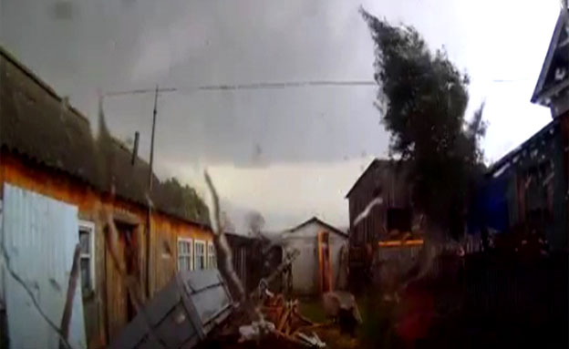 צפו בתיעוד מעין הסערה (צילום: יוטיוב)
