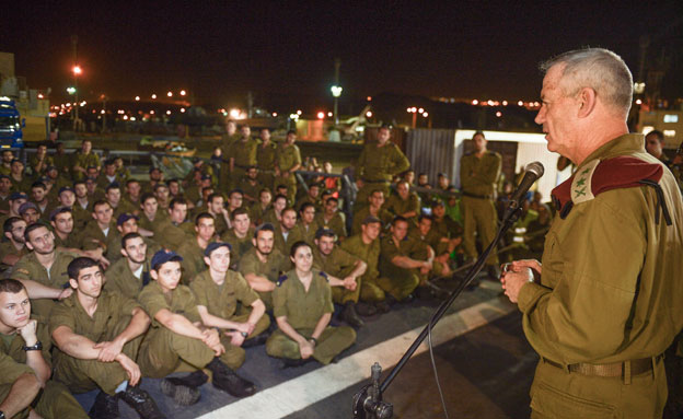 "ראיתי בעיניכם את ניצוץ הנחישות". גנץ (צילום: דובר צה"ל)