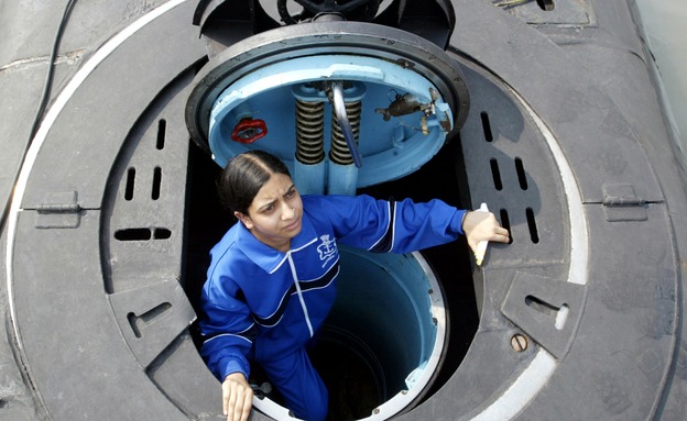 נשים בצוללות בבריטניה (צילום: רויטרס)