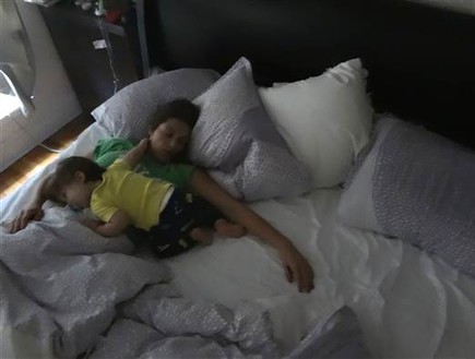 תנוחות שינה עם תינוק 1,2,3 (צילום: פטריס פוזנר, צילום מסך)