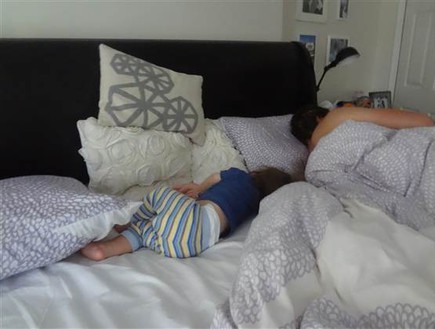 תנוחות שינה עם תינוק 1,2,3 (צילום: פטריס פוזנר, צילום מסך)