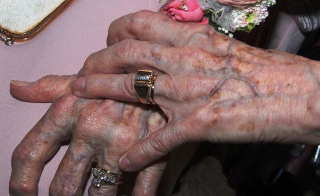 ויויאן בויאק ואליס "נוני" דאבס, שתי קשישות, נישאו (צילום: תומס גייר)