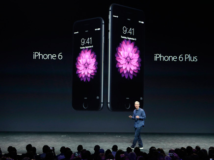 אפל חשפה האייפונים: 6 ו-6 פלוס (צילום: AP)