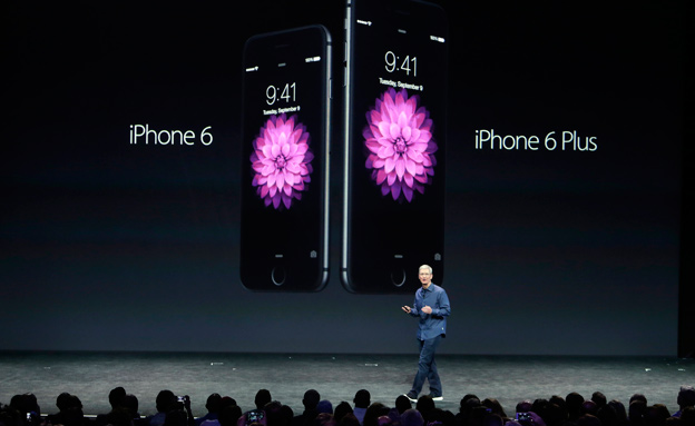 אפל חשפה האייפונים: 6 ו-6 פלוס (צילום: AP)