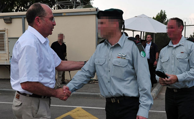 יעלון עם מפקד 8200 לשעבר (צילום: אריאל חרמוני (משרד הביטחון))
