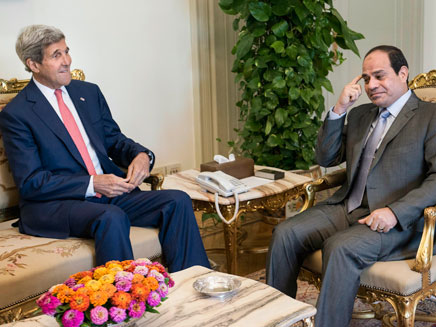 קרי ונשיא מצרים בפגישתם היום (צילום: רויטרס)