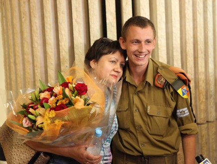 חיילים בודדים נפגשים עם הוריהם (צילום: סיון פרג')