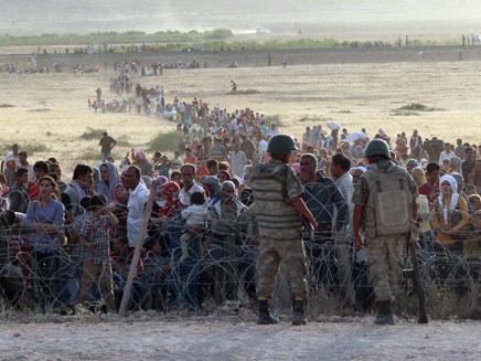פליטים סוריה סמך לגבול הטורקי, שלשום (צילום: רויטרס)