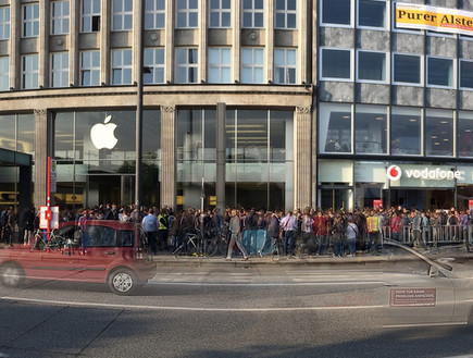 תור לרכישת אייפון 6 מחוץ לחנות אפל בהמבורג (צילום: Mario Anders, Flickr)