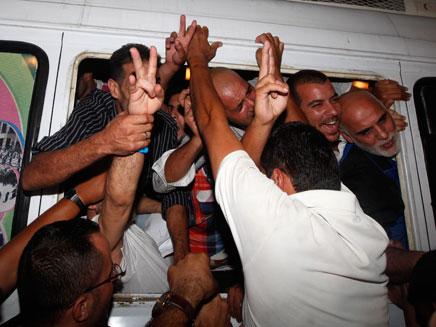 שחרור אסירים פלסטינים (צילום: AP)