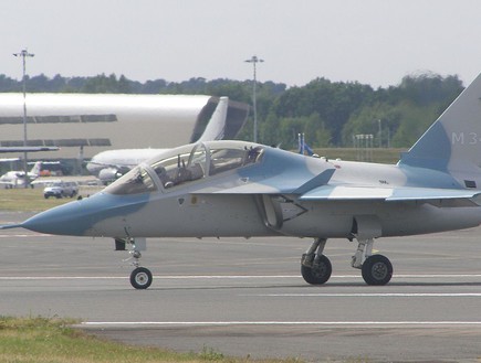 מטוס האימונים לביא (צילום: MilborneOne)