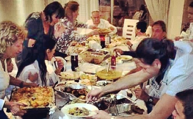 משפחת אורמיה סביב שולחן החג (צילום: נאור אורמיה)