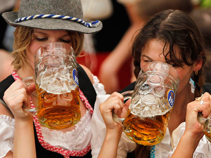 שותים ונהנים. מגרמניה באהבה (צילום: AP)
