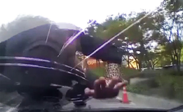 אדם הלם את ראשו בשמשת רכב בסין (צילום: youtube)