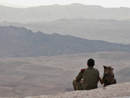 חייל וכלב במכתש רמון (צילום: תיקי עוזר)