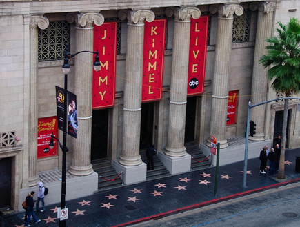התוכנית Jimmy Kimmel Live לצד שדרת הכוכבים (צילום: Dave Herholz, Flickr)