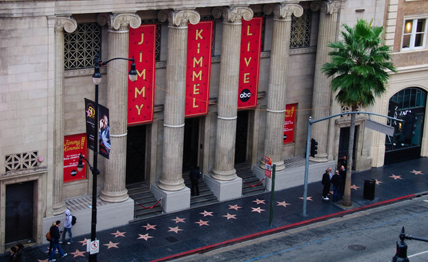 התוכנית Jimmy Kimmel Live לצד שדרת הכוכבים (צילום: Dave Herholz, Flickr)