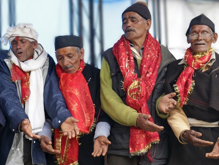 מסע טיהור - גברים ממחוז גרוואל שרים תוך כדי ריקוד מסורתי (צילום: יורם פורת)