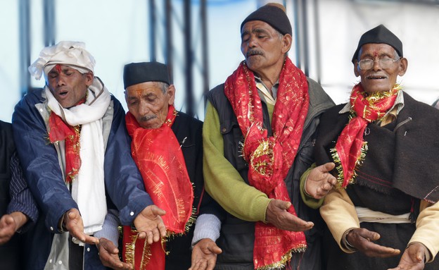 מסע טיהור - גברים ממחוז גרוואל שרים תוך כדי ריקוד מסורתי (צילום: יורם פורת)