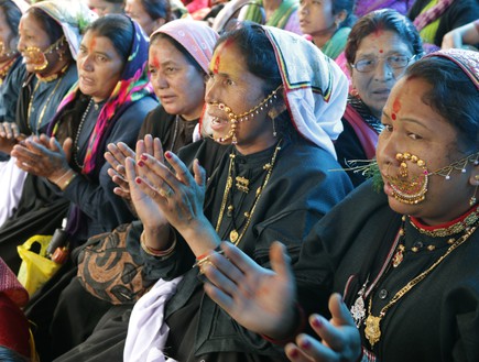 מסע טיהור - נשים ממחוז גרוואל ענודות בתכשיטי זהב שחלקם בני מאות שנ (צילום: יורם פורת)