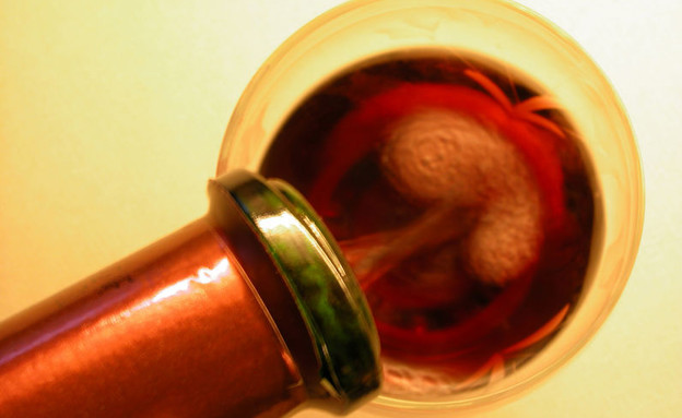 כוס יין אדום (צילום: jupiter images)