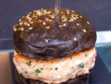 Black Salmon Burger from 100 Maneiras Restaurant L (צילום: Mary H Goudie. Flickr)
