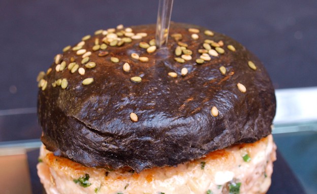 Black Salmon Burger from 100 Maneiras Restaurant L (צילום: Mary H Goudie. Flickr)