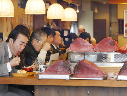 tsukiji fish market צילום AP (2) (צילום: AP)