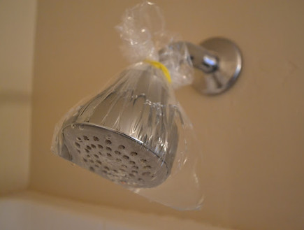 טיפים חכמים לבית - מנקה ראש מקלחת (צילום:  areal-lifehousewife )