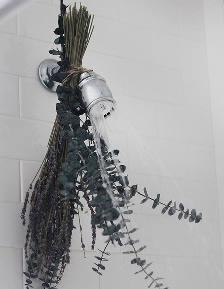 טיפים חכמים לבית - מקלחת עם ענפי אקליפטוס (צילום:  blog.freepeople.com)