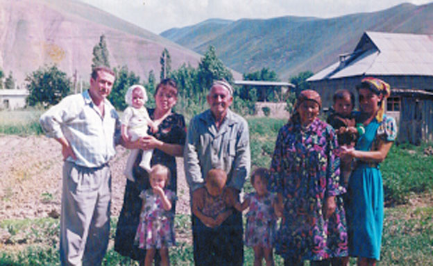 עם המשפחה באוזבקיסטן (צילום: באדיבות המצולמות)