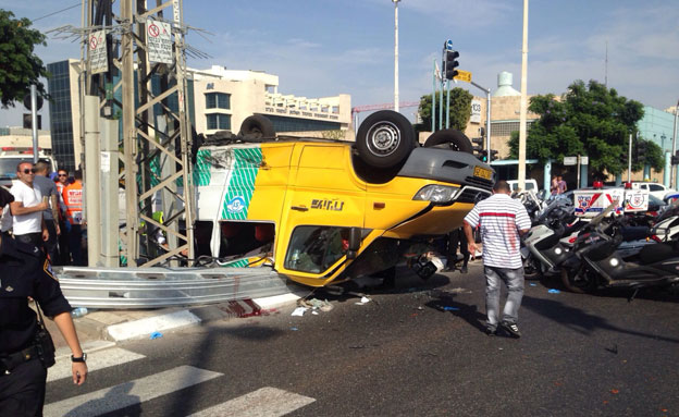 זירת התאונה בפ"ת, אתמול (צילום: דוברות מד"א)
