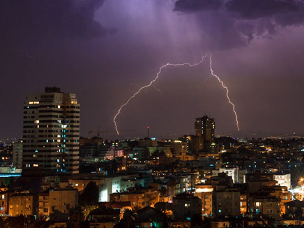 הסופה באזור הרצליה (צילום: ארז כרמל)