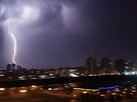 מכת ברק מעל שמי גוש דן (צילום: מייל אדום)