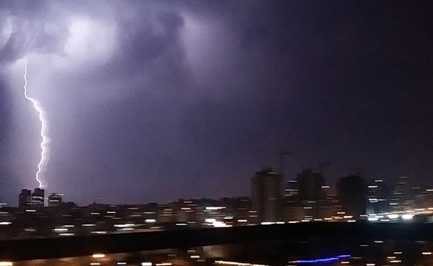 מכת ברק מעל שמי גוש דן (צילום: מייל אדום)