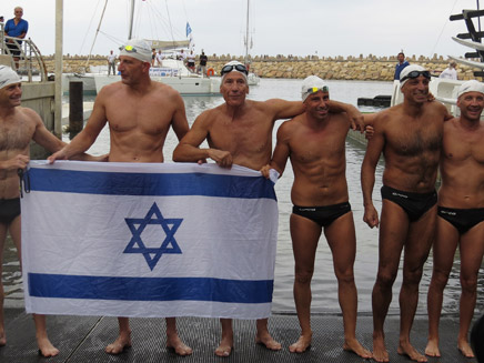השחיינים שוברי השיא לאחר הגעתם לישראל (צילום: עמותת צלול)