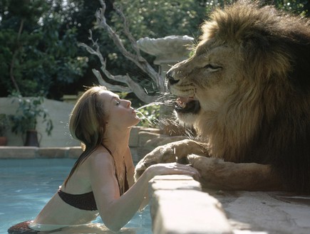 מלאני גריפית' והאריה (צילום: NBC, GettyImages IL)