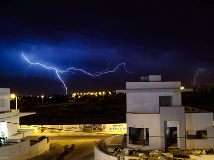 ברקים בבאר שבע (צילום: אשלי קוזלוב)